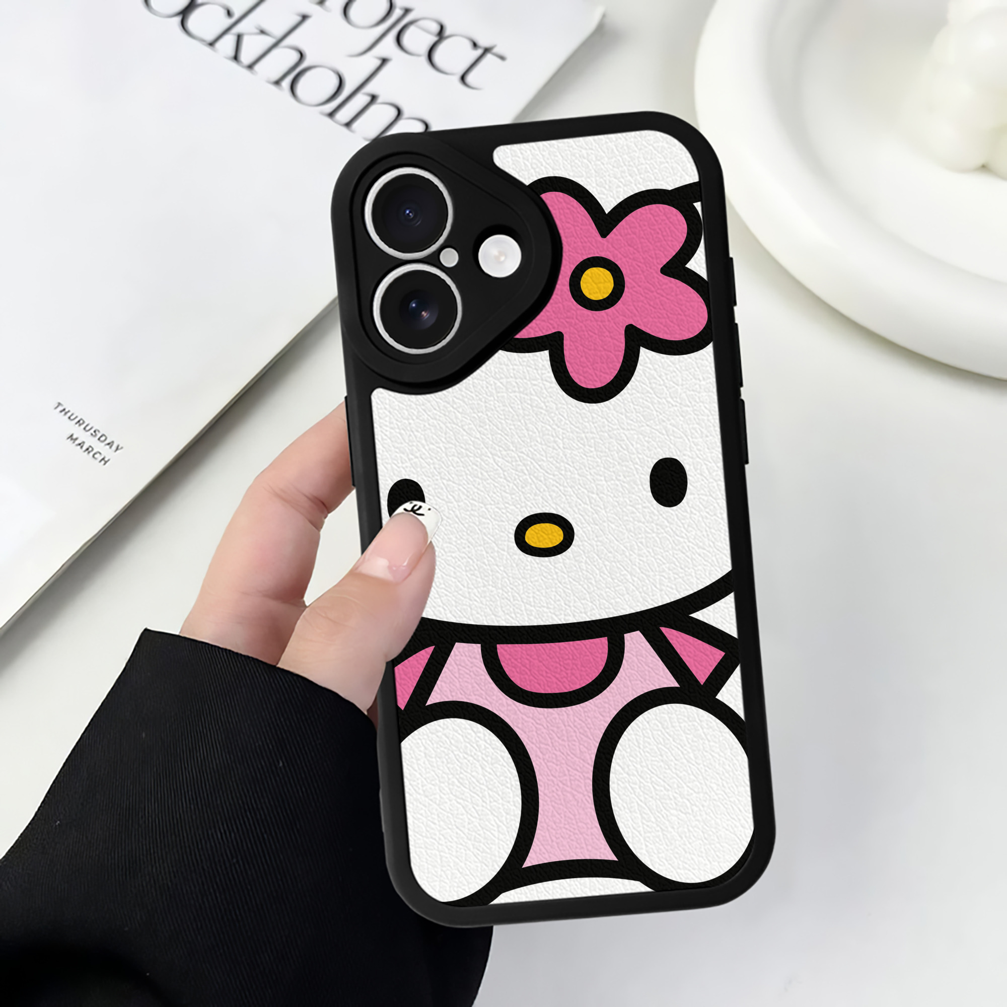 （画像用） Hello Kitty ハローキティ 【iPhone 16シリーズ対応】シリコンスマホケース（レザー調） 材質：シリコン